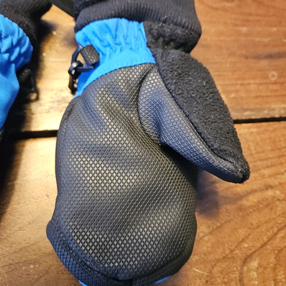 Obeymeyer fully opening little kid mittens are easy to get on "Thumbs Up Mitten" - Picture 4 of 6